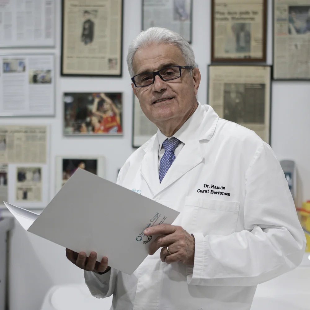 Retrato de medio torso del Dr. Ramón Cugat. Realizada en Barcelona. Está sosteniendo un informe entre sus manos
