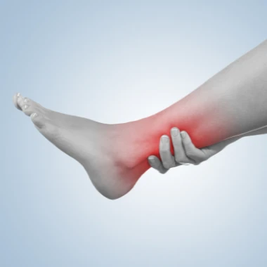 Vista del pie hasta mitad del gemelo donde aparece en rojo la zona del tobillo indicando dolor