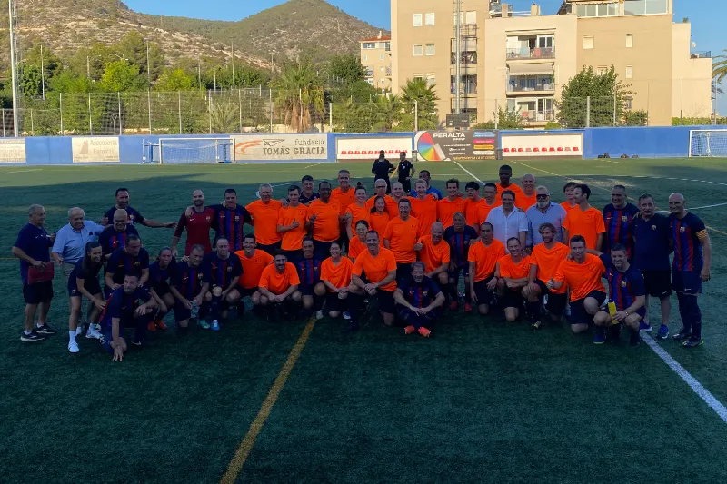 Imagen del partido de fútbol previo al congreso ICRS 2023. En ella se ven a todo el conjunto de participantes posando en el centro del campo.