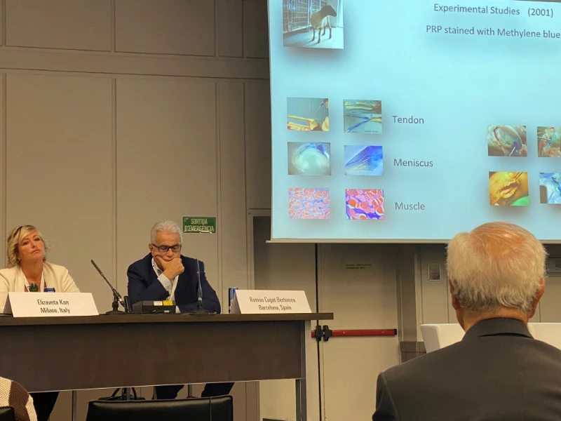 Foto de la jornada inaugural del congreso ICRS 2023, donde se puede ver al Dr. Ramón Cugat como ponente y una presentación que queda a su izquierda (parte derecha de la foto).