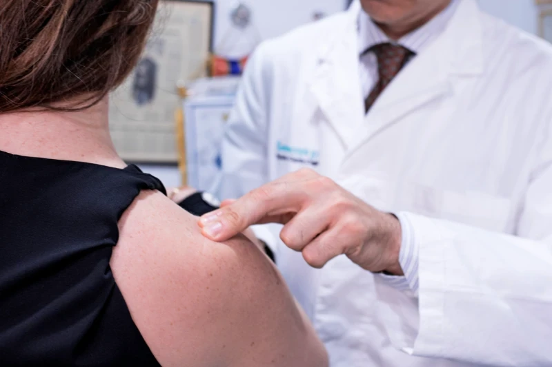 Exploración clínica de la inestabilidad del hombro realizada por un especialista, evaluando la articulación glenohumeral durante una consulta médica en el Instituto Cugat.
