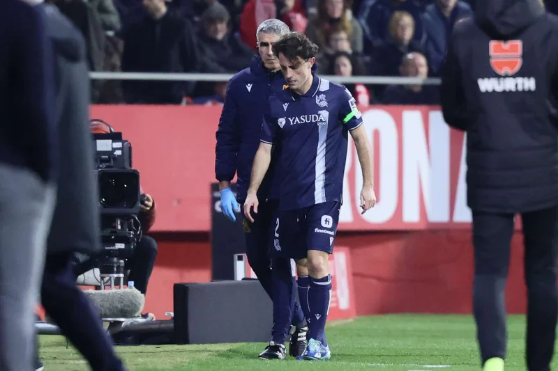 Imagen de un futbolista de la Real Sociedad abandonando el terreno de juego por lesión.