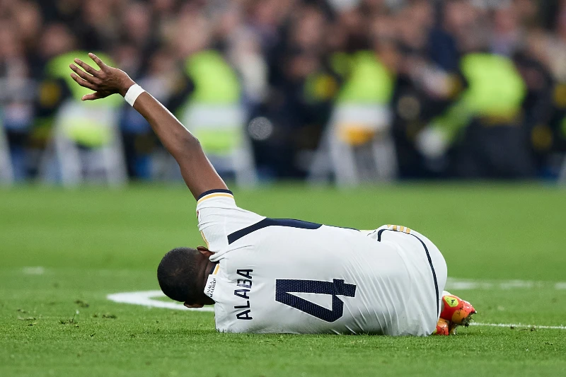 El jugador Álaba tendido sobre el césped pidiendo con su mano derecha que salgan las asistencias médicas. Momento en que se lesiona de ligamento cruzado anterior.