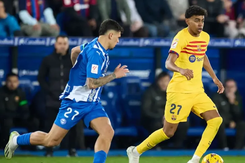 Imagen de una jugada de fútbol en la que aparece el jugador del Fútbol Club Barcelona Lamine Yamal frente a un contrrio.