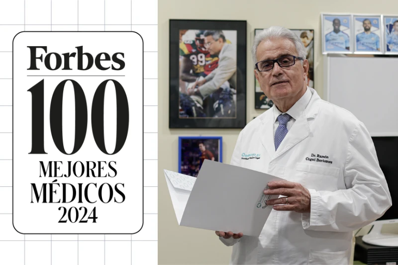 En el tercio izquierdo de la imagen aparece un texto donde pone "Forbes los 100 mejores médicos 2024" sobre fondo blanco con unas líneas sutiles grises. Y en los dos tercios de la derecha una imagen del Dr. Ramón Cugat de pie en su despacho.