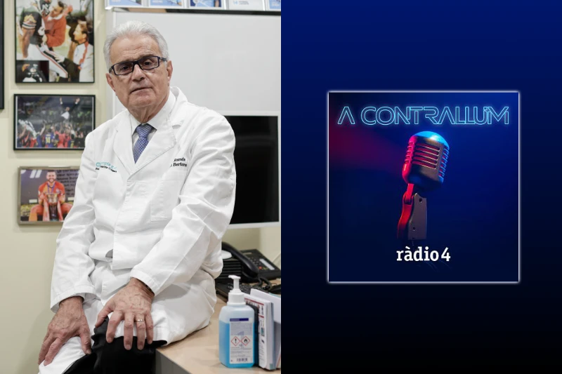 Imagen donde en el lado izquierdo aparece el Dr. Ramón Cugat en su despacho sentado sobre su escritorio y en el lado derecho de la imagen sobre un fondo azulado - negro se puede ver el logo del programa de ràdio 4 A contrallum
