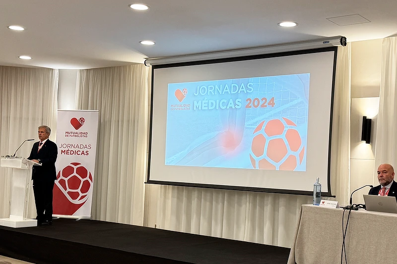 El director general de la Mutualidad de Futbolistas, D. José-Elías Gallegos, inaugura las Jornadas Médicas 2024 en Las Rozas, con una presentación destacando los avances en medicina deportiva. Foto RRSS Mutualidad de Futbolistas.