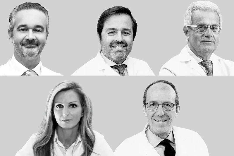 Montaje en blanco y negro de cinco médicos especialistas en traumatología, incluido el Dr. Cugat, cuatro hombres y una mujer, retratados con bata blanca y fondo gris neutro, mirando a cámara.