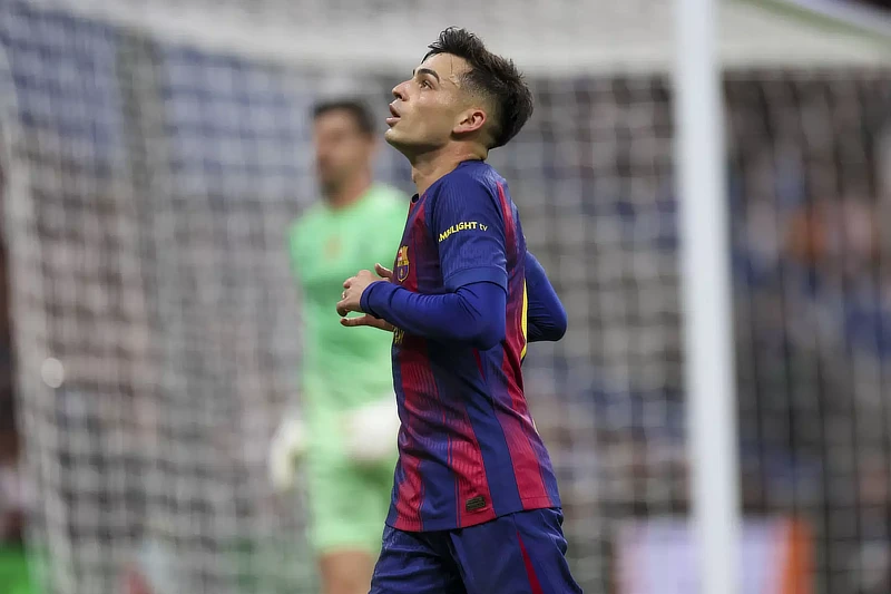 Pedri jugador del FC Barcelona en el campo de fútbol, con la camiseta azulgrana, mirando hacia arriba con gesto de esfuerzo durante un partido.