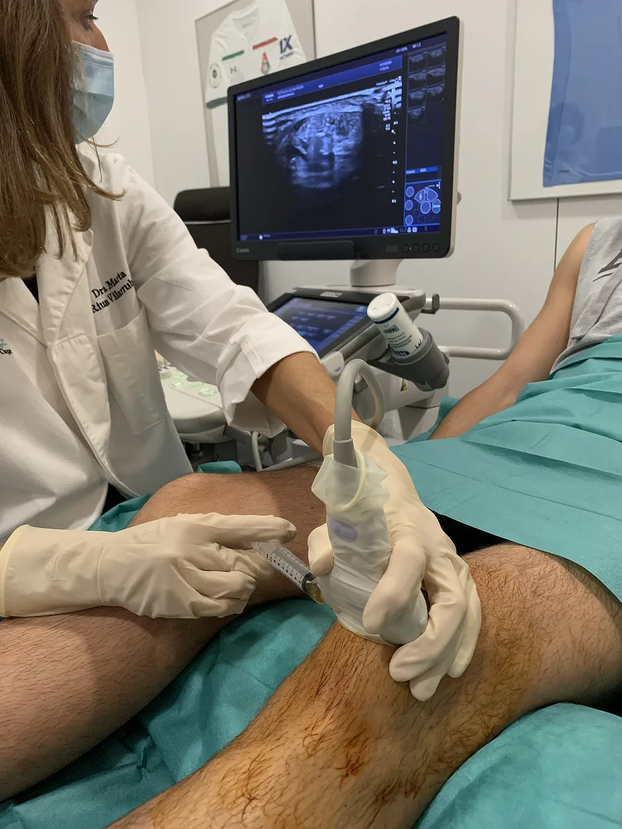 Médico especialista realiza una ecografía de rodilla para evaluar una posible rotura de menisco y guiar el tratamiento más adecuado de forma personalizada.