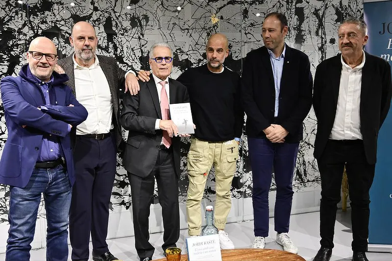 Grupo de seis personas posando durante la presentación del libro del Dr. Ramón Cugat; el doctor sostiene el ejemplar en el centro, acompañado por profesionales del ámbito deportivo y médico.