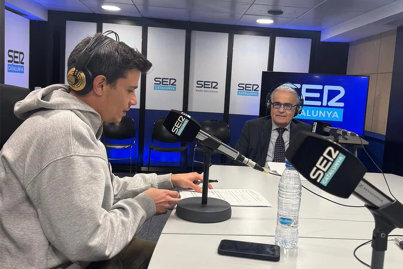 Jordi Manau locutor de SER Catalunya entrevista al Dr. Ramón Cugat en el estudio de radio, ambos con auriculares y micrófonos, durante una conversación sobre su trayectoria profesional.