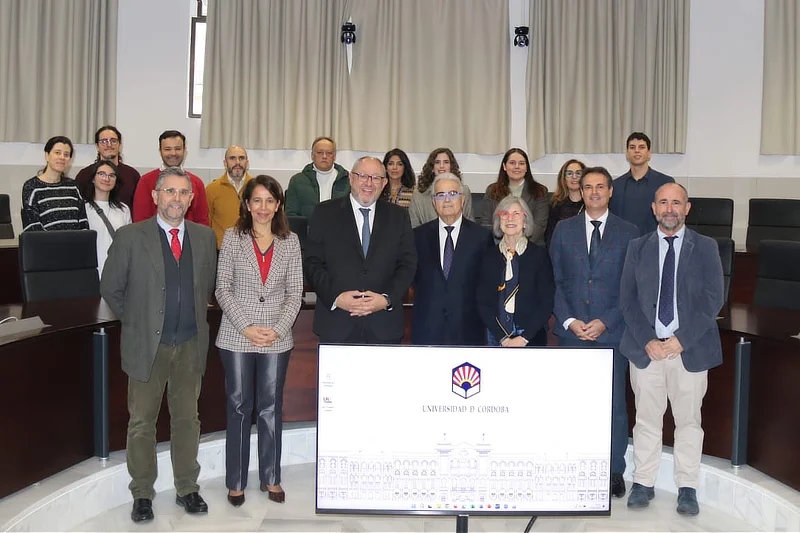 Acto académico de inauguración de la Cátedra Fundación García Cugat en la Universidad de Córdoba, con representantes institucionales sentados en la mesa presidencial del auditorio.