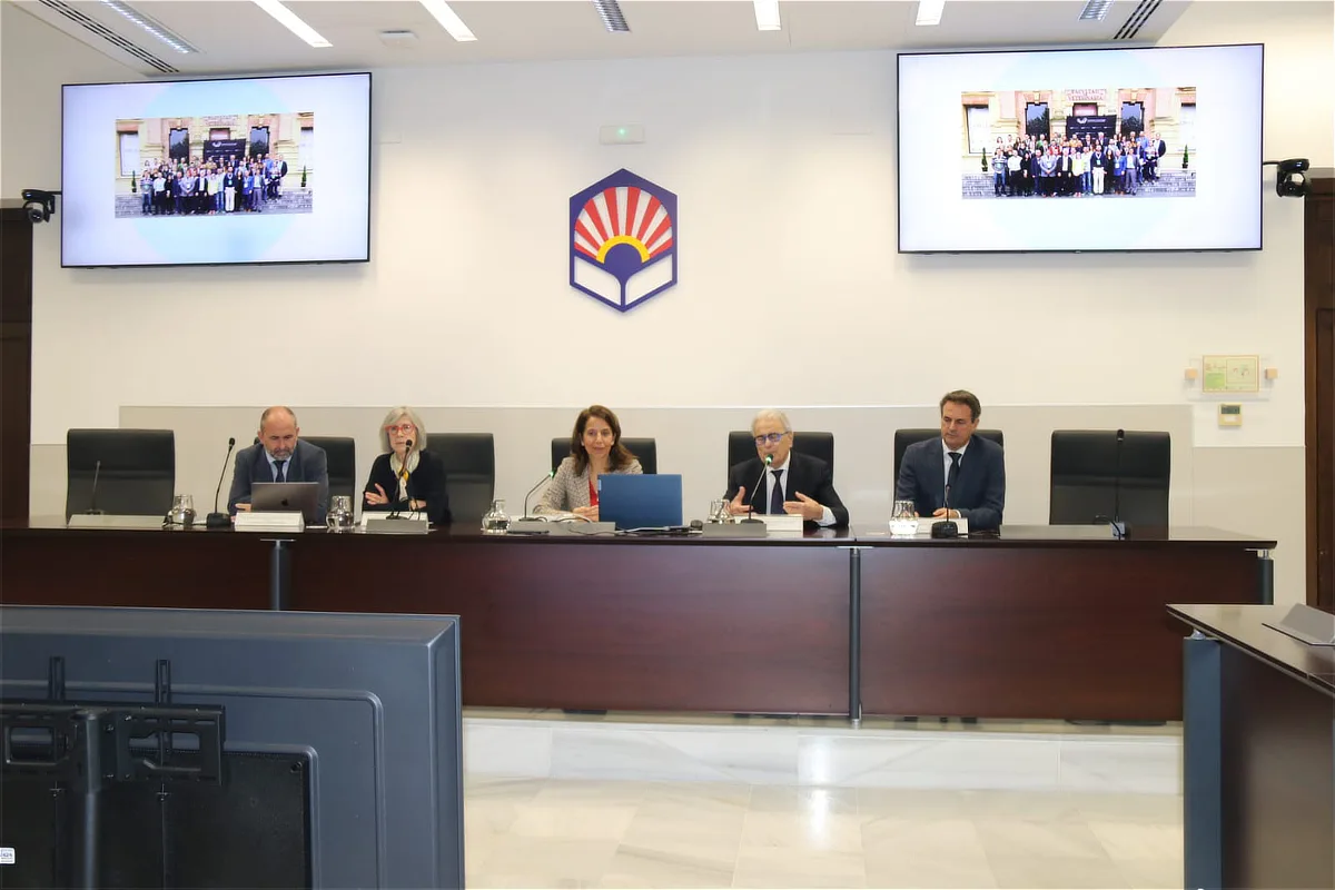 Foto de grupo de los participantes en la inauguración de la Cátedra Fundación García Cugat en la Universidad de Córdoba, celebrada en un entorno académico institucional.