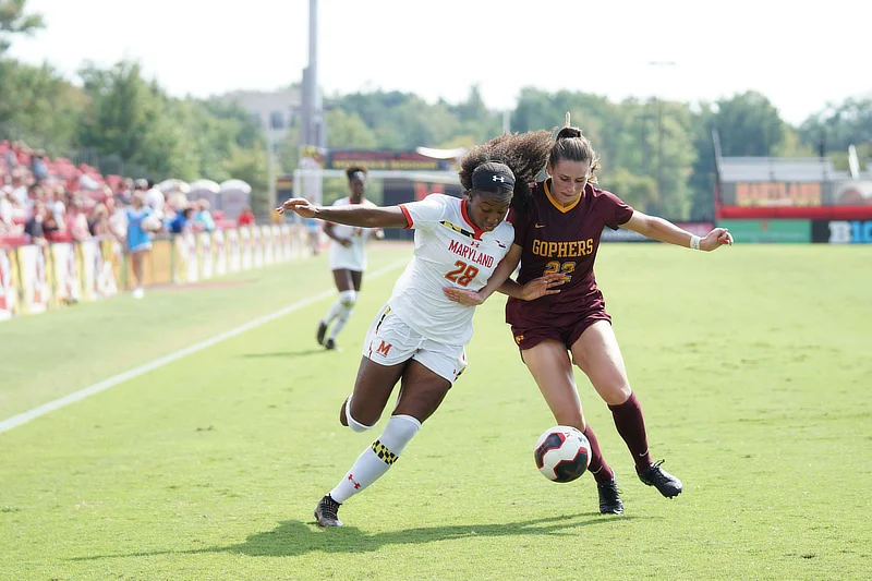 Jugadoras de fútbol disputan una entrada durante un partido, en una jugada que implica contacto y giro de cadera, gesto típico relacionado con el síndrome de pinzamiento femoroacetabular.