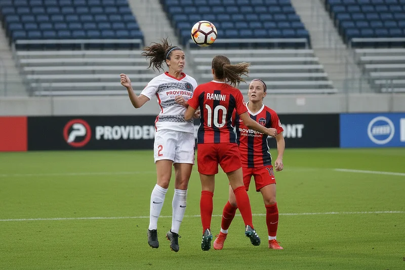 Dos futbolistas disputan un balón aéreo durante un partido, con riesgo de impacto en la cabeza, una de las situaciones más frecuentes de traumatismo craneal en fútbol.