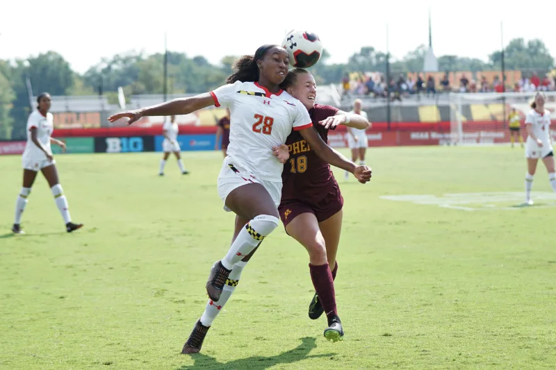 Dos futbolistas disputando un balón aéreo con contacto físico en un partido, situación frecuente relacionada con conmociones cerebrales en el fútbol
