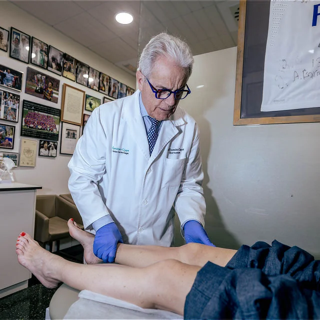 Unidad de fracturas 2 Exploración física y diagnóstico articular en consulta por el Dr. Ramón Cugat.