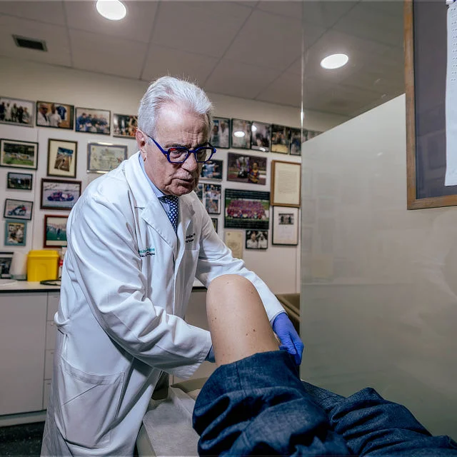 Unidad de fracturas 6 El Dr. Ramón Cugat evaluando la articulación de la rodilla flexionada de un paciente.