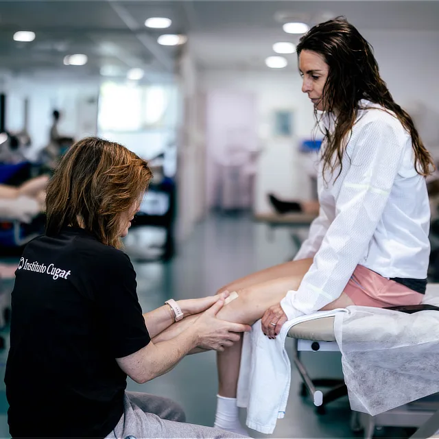 Specialist supervising a patient's functional recovery during a rehabilitation and physiotherapy program involving assisted therapeutic exercise.