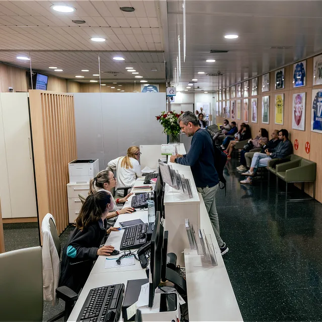 Unidad de fracturas 1 Cuando debe acudir un paciente Recepción del Instituto Cugat con pacientes siendo atendidos en el mostrador de admisión y sala de espera.