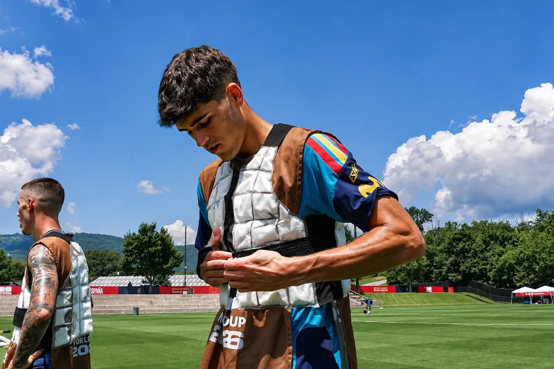 Jugador de la selección española colocándose un chaleco de enfriamiento durante un entrenamiento para combatir el calor y reducir el estrés térmico.