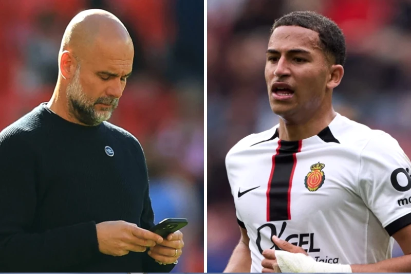 Pep Guardiola consultando su teléfono junto a una imagen del futbolista Mateo Joseph durante un partido con el RCD Mallorca.
