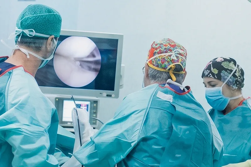 Equipo médico de Instituto Cugat Barcelona realizando una artroscopia y visualizando el interior de la articulación en el monitor.