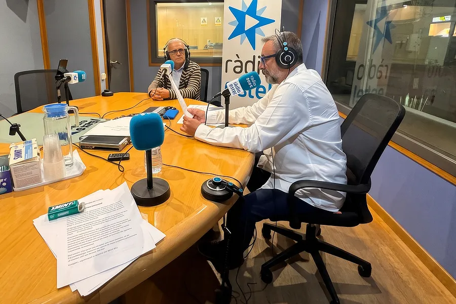 El Dr. Ramón Cugat durante su entrevista con Eduard Buil en el programa «La nit és nostra» de Ràdio Estel