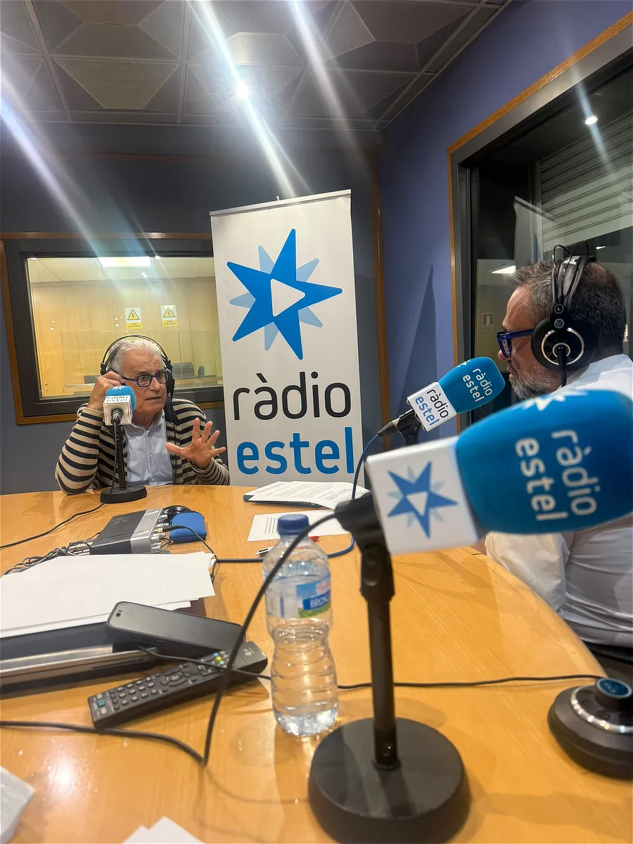 El Dr. Ramón Cugat conversa con Eduard Buil durante su entrevista en el programa «La nit és nostra» de Ràdio Estel