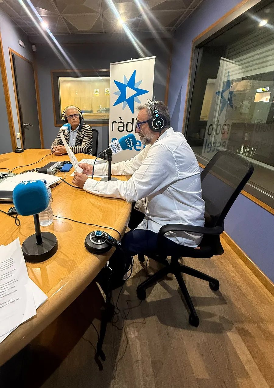 Eduard Buil entrevista al Dr. Ramón Cugat en el estudio de Ràdio Estel durante el programa «La nit és nostra»
