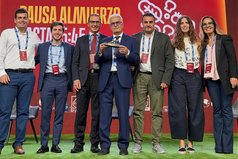 Ramón Cugat con el Bisturí de Oro 2026 de la RFEF junto a su equipo