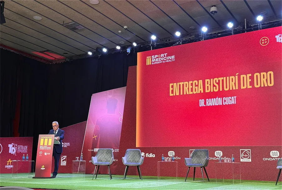Ramón Cugat durante la entrega del Bisturí de Oro 2026 en la III Jornada Sport Medicine, Surgery & Health de la RFEF