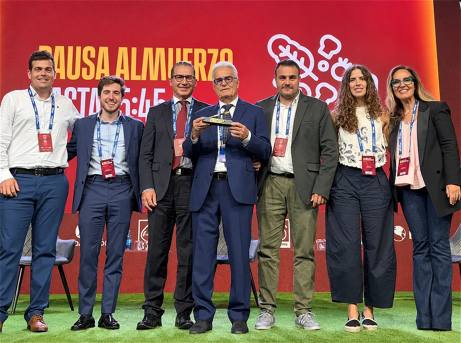 Ramón Cugat con el Bisturí de Oro 2026 de la RFEF junto a su equipo