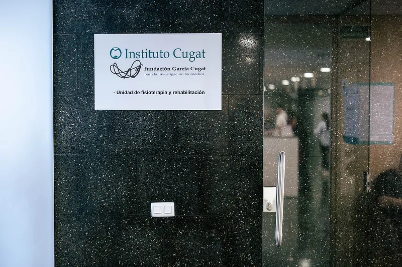 Entrada de la Unidad de Fisioterapia y Rehabilitación de Instituto Cugat, donde se realiza la recuperación y el seguimiento posterior a la cirugía de rodilla.