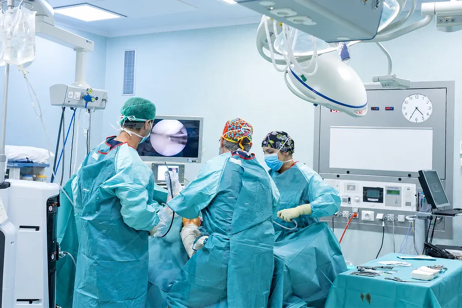 Paciente de Instituto Cugat en Barcelona realizando ejercicios de fortalecimiento de la musculatura glútea bajo la supervisión de un fisioterapeuta para tratar la trocanteritis.